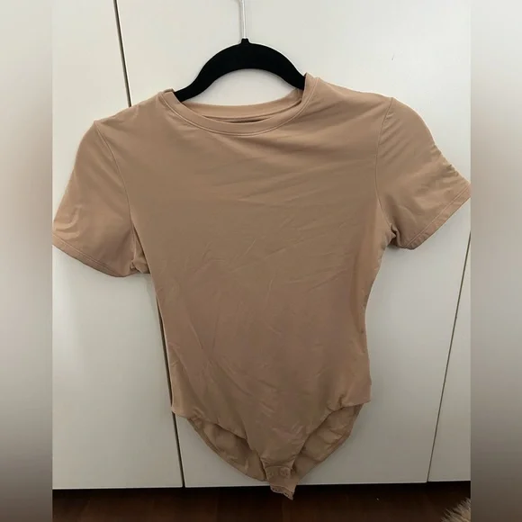 SKIMS Fits Everybody T-Shirt Bodysuit - Picture 5 of 8